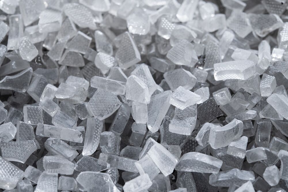 Aufbereitetes Glas aus alten PV-Modulen, bereit für die Wiederverwendung in der Glasindustrie. (Foto: ROSI Solar)